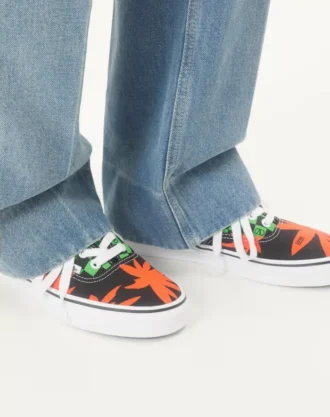 Valentino Garavani și Vans Adidași din țesătură cu talpă joasă, imprimeu VLogo Checkerboard și imprimeu Tropical Leaves Valentino Garavani și Vans Adidași din țesătură cu talpă joasă, imprimeu VLogo Checkerboard și imprimeu Tropical Leaves
