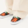 Valentino Garavani și Vans Adidași din țesătură cu talpă joasă, imprimeu VLogo Checkerboard și imprimeu Tropical Leaves Valentino Garavani și Vans Adidași din țesătură cu talpă joasă, imprimeu VLogo Checkerboard și imprimeu Tropical Leaves