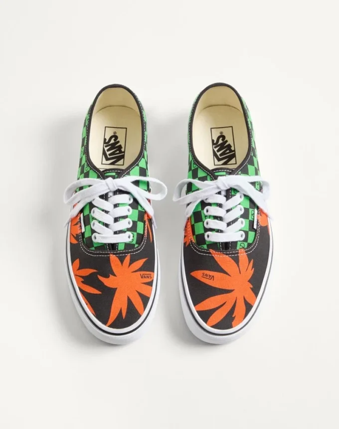 Valentino Garavani și Vans Adidași din țesătură cu talpă joasă, imprimeu VLogo Checkerboard și imprimeu Tropical Leaves Valentino Garavani și Vans Adidași din țesătură cu talpă joasă, imprimeu VLogo Checkerboard și imprimeu Tropical Leaves