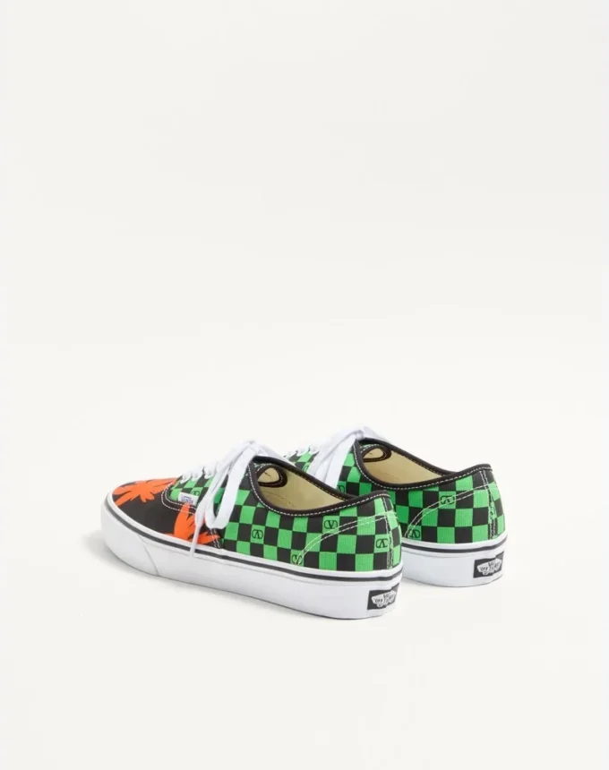 Valentino Garavani și Vans Adidași din țesătură cu talpă joasă, imprimeu VLogo Checkerboard și imprimeu Tropical Leaves Valentino Garavani și Vans Adidași din țesătură cu talpă joasă, imprimeu VLogo Checkerboard și imprimeu Tropical Leaves
