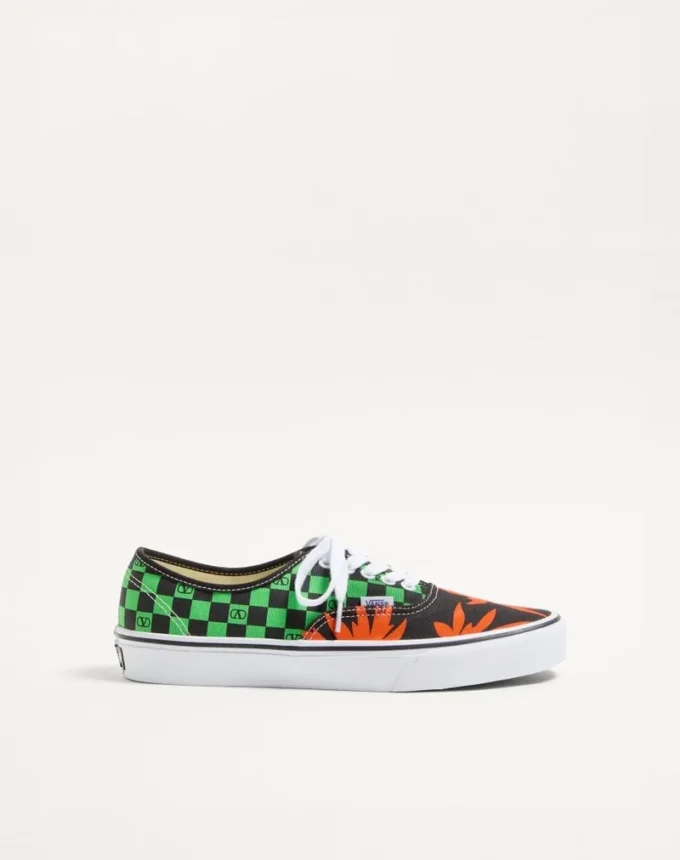 Valentino Garavani și Vans Adidași din țesătură cu talpă joasă, imprimeu VLogo Checkerboard și imprimeu Tropical Leaves Valentino Garavani și Vans Adidași din țesătură cu talpă joasă, imprimeu VLogo Checkerboard și imprimeu Tropical Leaves
