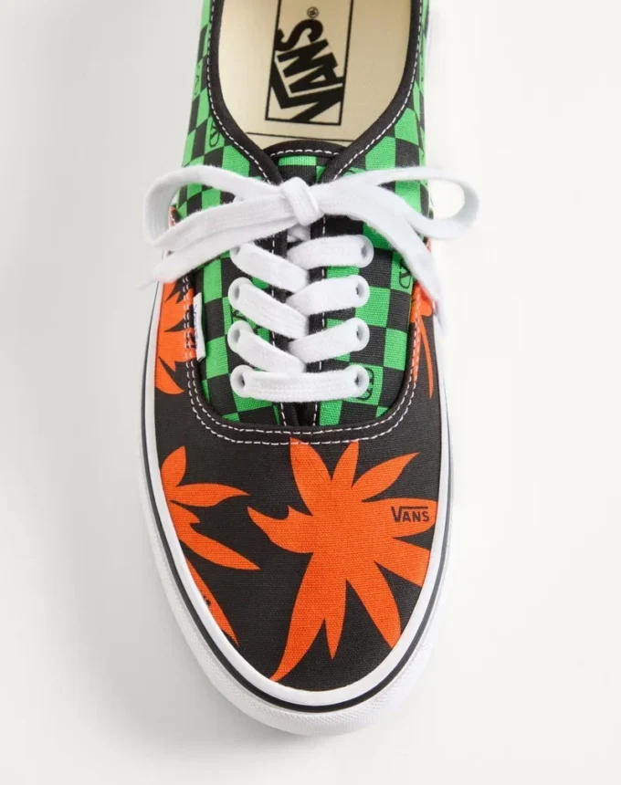 Valentino Garavani și Vans Adidași din țesătură cu talpă joasă, imprimeu VLogo Checkerboard și imprimeu Tropical Leaves Valentino Garavani și Vans Adidași din țesătură cu talpă joasă, imprimeu VLogo Checkerboard și imprimeu Tropical Leaves