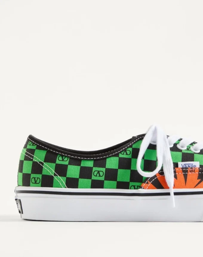 Valentino Garavani și Vans Adidași din țesătură cu talpă joasă, imprimeu VLogo Checkerboard și imprimeu Tropical Leaves Valentino Garavani și Vans Adidași din țesătură cu talpă joasă, imprimeu VLogo Checkerboard și imprimeu Tropical Leaves