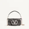 Valentino Garavani Locò Geantă mică de umăr brodată cu logo bijuterie Valentino Garavani Locò Geantă mică de umăr brodată cu logo bijuterie