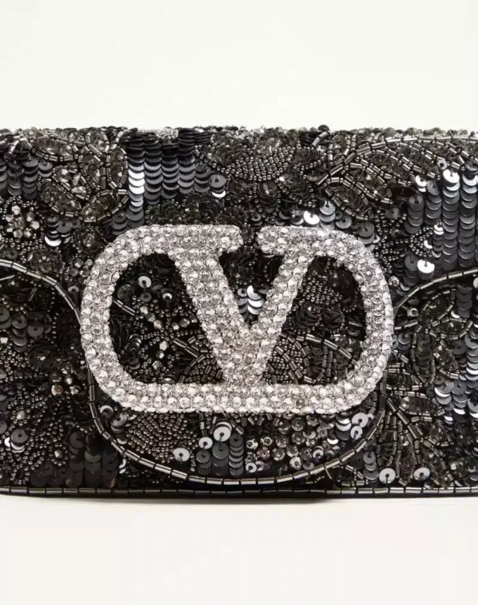 Valentino Garavani Locò Geantă mică de umăr brodată cu logo bijuterie Valentino Garavani Locò Geantă mică de umăr brodată cu logo bijuterie