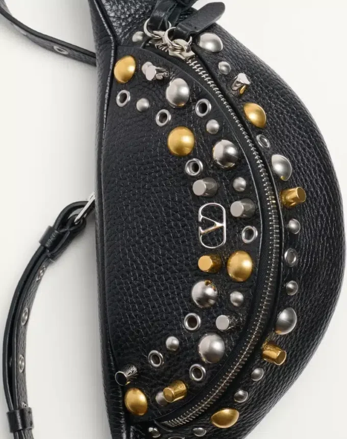 Valentino Garavani Nellcôte Belt Bag din piele de vițel granulată Valentino Garavani Nellcôte Belt Bag din piele de vițel granulată