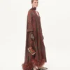 Valentino Garavani Vain Clutch brodat cu model Cherryfic