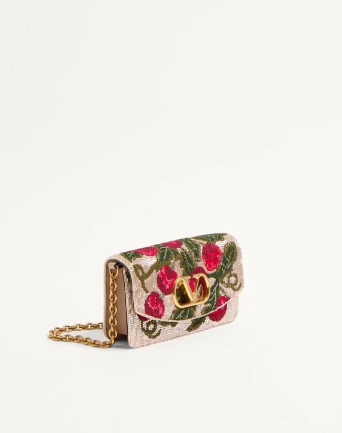 Valentino Garavani Vain Clutch brodat cu model Cherryfic
