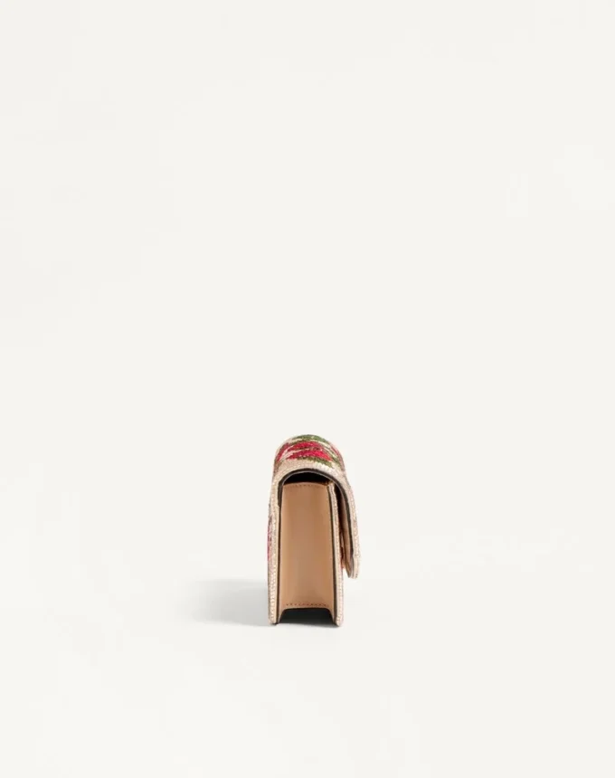 Valentino Garavani Vain Clutch brodat cu model Cherryfic
