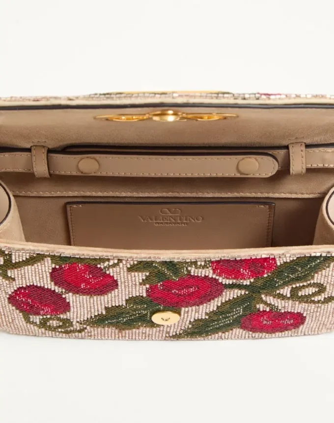 Valentino Garavani Vain Clutch brodat cu model Cherryfic