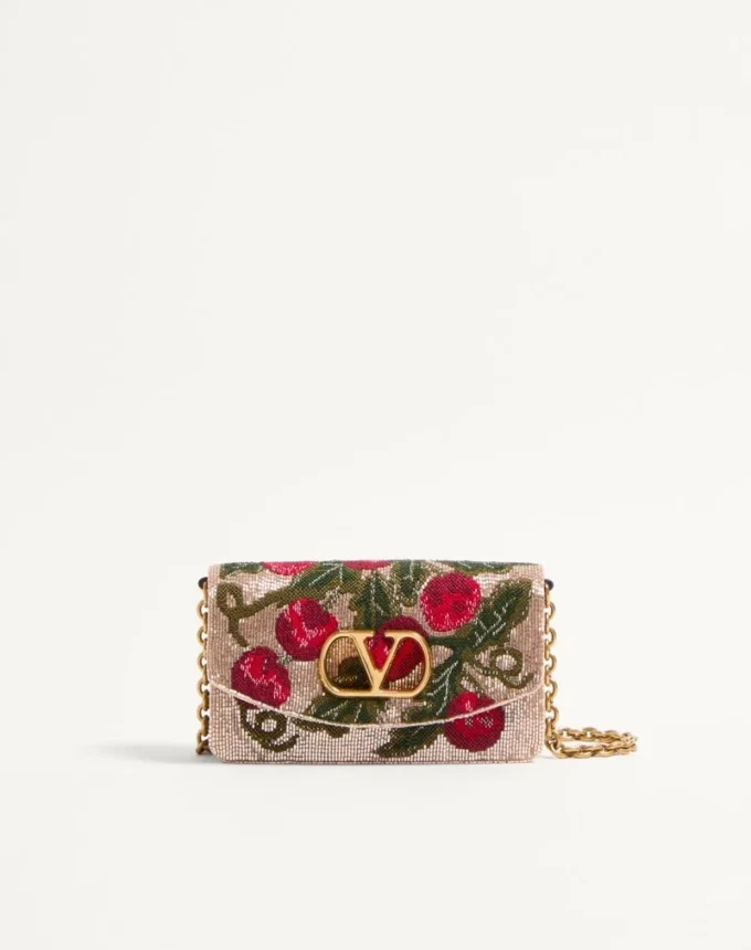 Valentino Garavani Vain Clutch brodat cu model Cherryfic