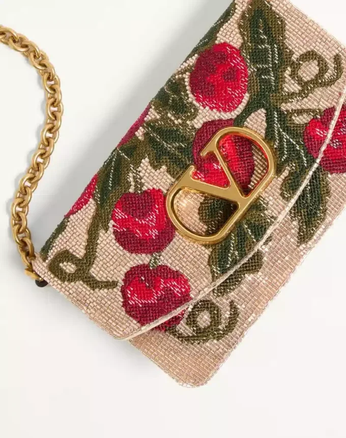 Valentino Garavani Vain Clutch brodat cu model Cherryfic