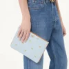 Valentino Garavani VLogo Signature pouch din piele de vițel granulată cu imprimeu Le Chat de la Maison Valentino Garavani VLogo Signature pouch din piele de vițel granulată cu imprimeu Le Chat de la Maison