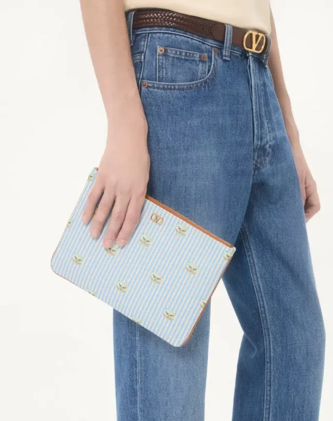 Valentino Garavani VLogo Signature pouch din piele de vițel granulată cu imprimeu Le Chat de la Maison Valentino Garavani VLogo Signature pouch din piele de vițel granulată cu imprimeu Le Chat de la Maison