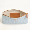 Valentino Garavani VLogo Signature pouch din piele de vițel granulată cu imprimeu Le Chat de la Maison Valentino Garavani VLogo Signature pouch din piele de vițel granulată cu imprimeu Le Chat de la Maison