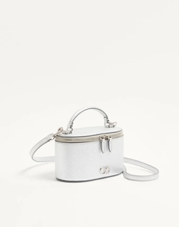 VLogo Signature Mini Vanity Bag din piele de vițel laminată cu textură granulată
