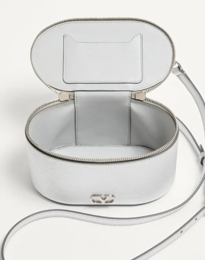 VLogo Signature Mini Vanity Bag din piele de vițel laminată cu textură granulată
