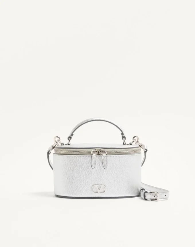 VLogo Signature Mini Vanity Bag din piele de vițel laminată cu textură granulată
