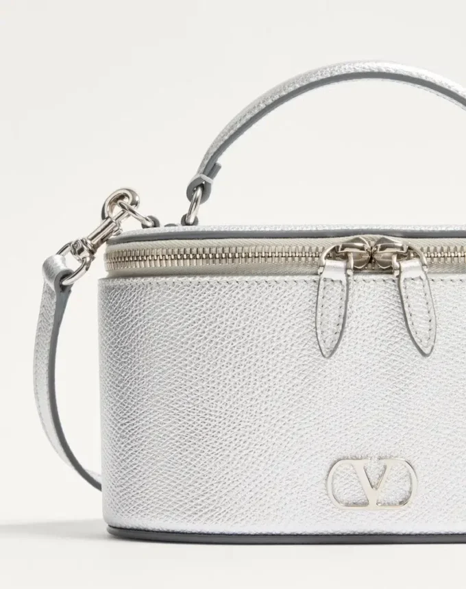 VLogo Signature Mini Vanity Bag din piele de vițel laminată cu textură granulată